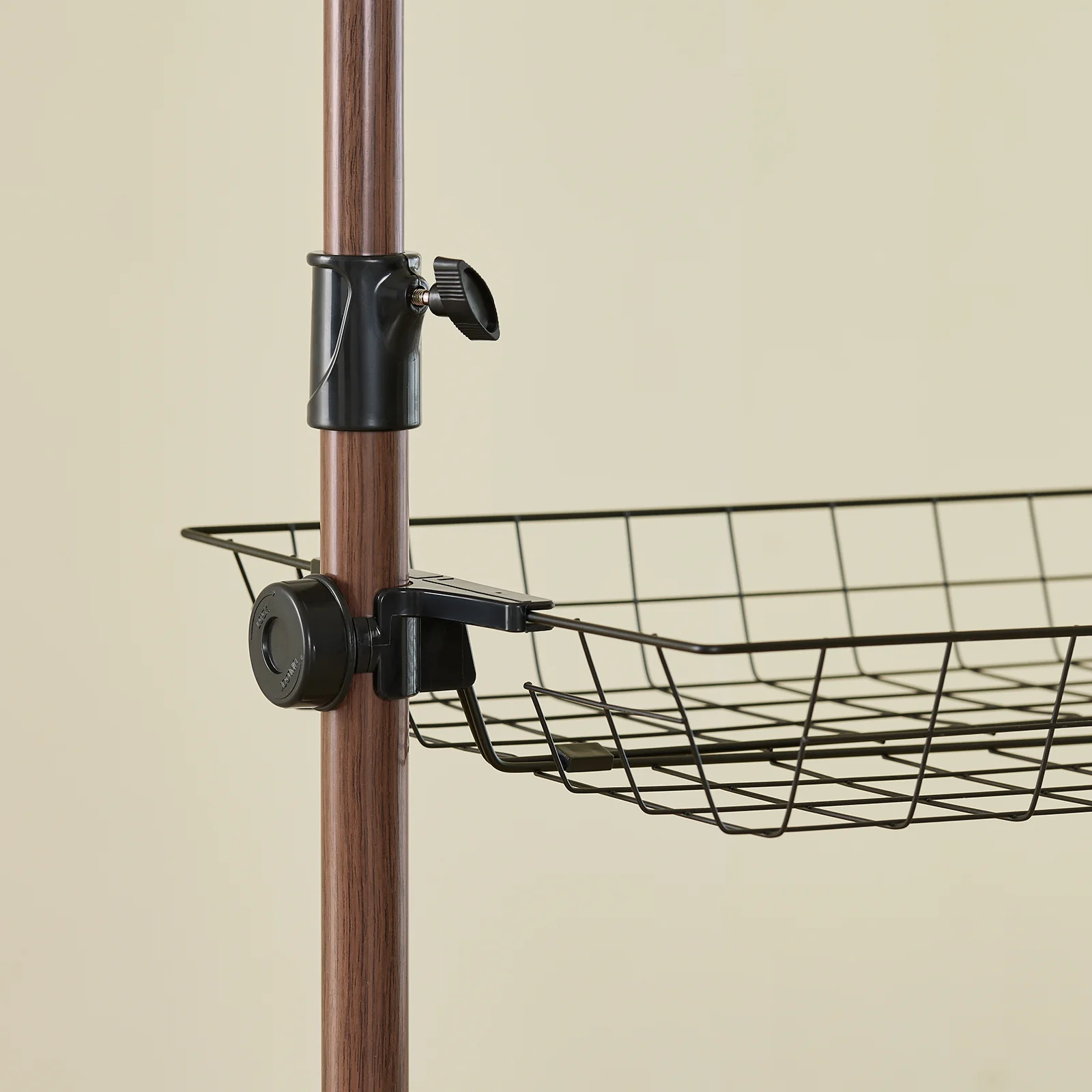 SoBuy KLS04-II-BR Telescopisch Kledingrek, Stevig Kledinghangerrek, Verstelbare Open Garderobekast met Kledingstangen en Planken voor Slaapkamer, Inloopkast, Bruin - Image 16