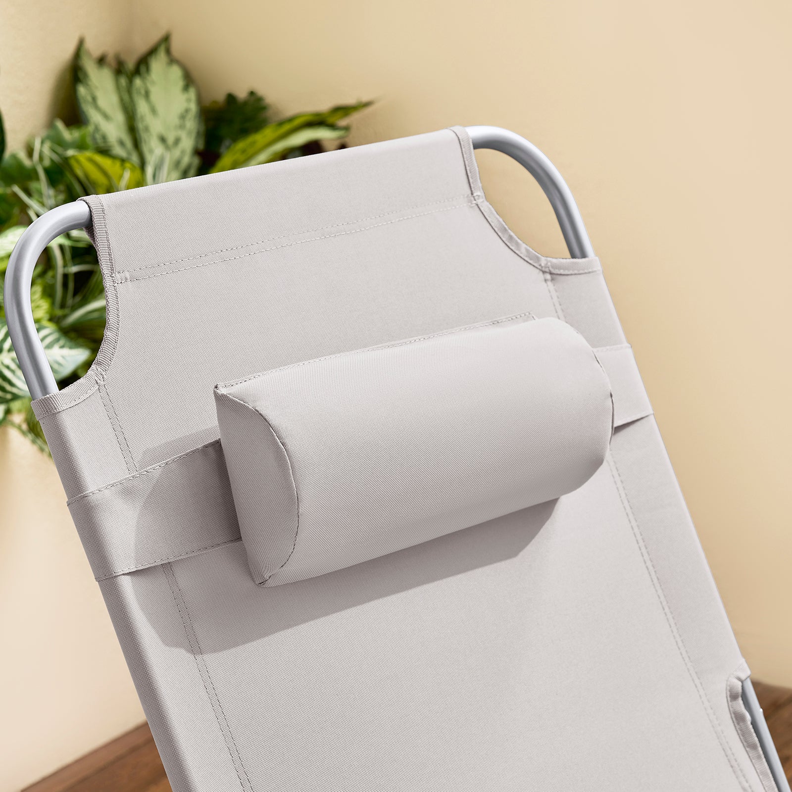 Pre-order SoBuy Opvouwbare Ligstoel, Verstelbare Tuinligstoel met Hoofdsteun en Opbergzak, Ergonomische Relaxstoel voor Buiten,Tuin, Balkon en Terras, Beige, OGS35-MI - Image 9