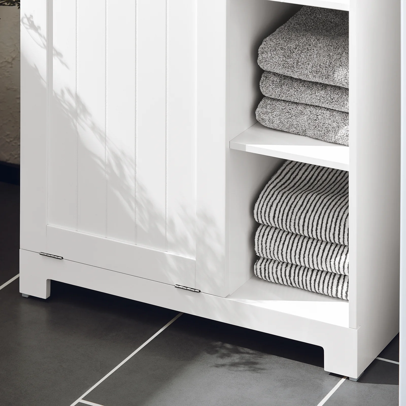 SoBuy BZR105-W Badkamerkast met Wasmand – Compacte Onderkast met Hangend Wasmandje en 3 Open Planken, Witte Houten Opbergkast, 60x37x86 cm - Image 8